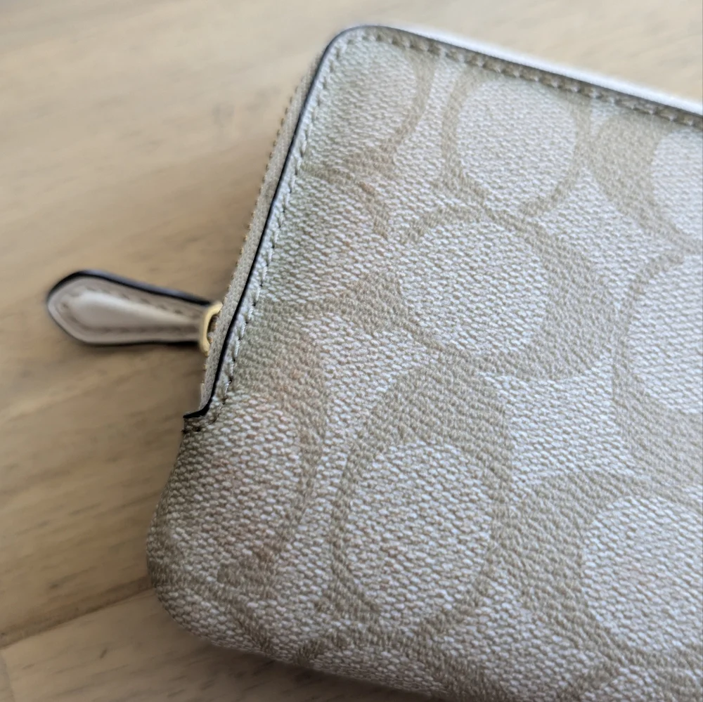 COACH Corner Zip‎ Wristlet
